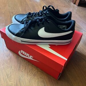 Nike NEW Court Legacy Sneakers Black White, boys/mens size 6Y